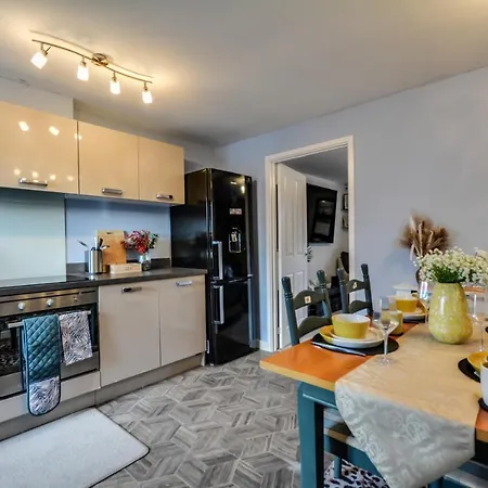 Three Bedroom House In Runcorn By The Lake With Parking By Neofinixdotcom Exterior photo