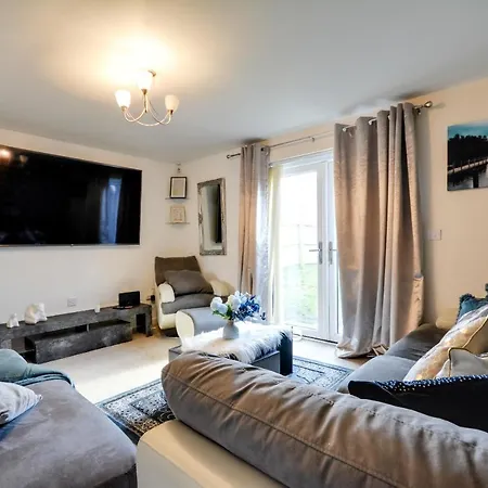 Three Bedroom House In Runcorn By The Lake With Parking By Neofinixdotcom Exterior photo