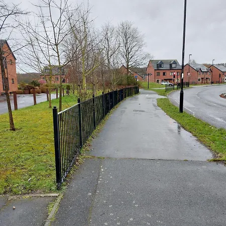 Three Bedroom House In Runcorn By The Lake With Parking By Neofinixdotcom Exterior photo