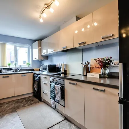 Three Bedroom House In Runcorn By The Lake With Parking By Neofinixdotcom Exterior photo