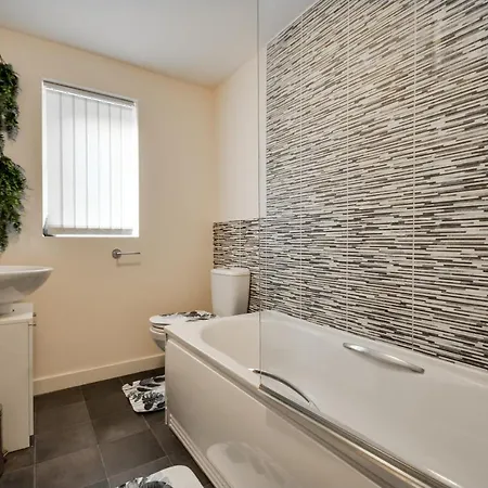 Three Bedroom House In Runcorn By The Lake With Parking By Neofinixdotcom Exterior photo