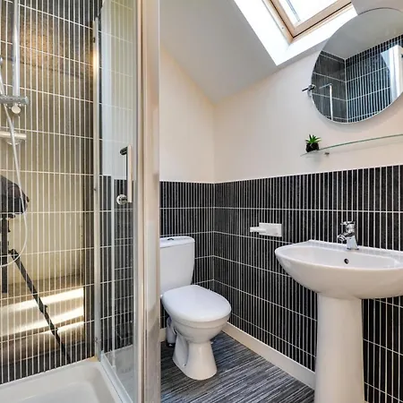 Three Bedroom House In Runcorn By The Lake With Parking By Neofinixdotcom Exterior photo