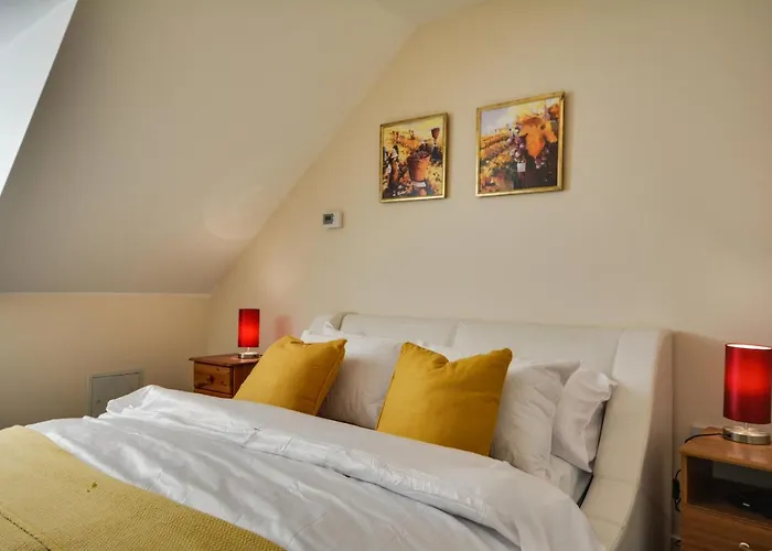Three Bedroom House In Runcorn By The Lake With Parking By Neofinixdotcom