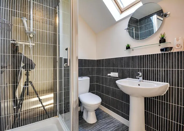 Three Bedroom House In Runcorn By The Lake With Parking By Neofinixdotcom