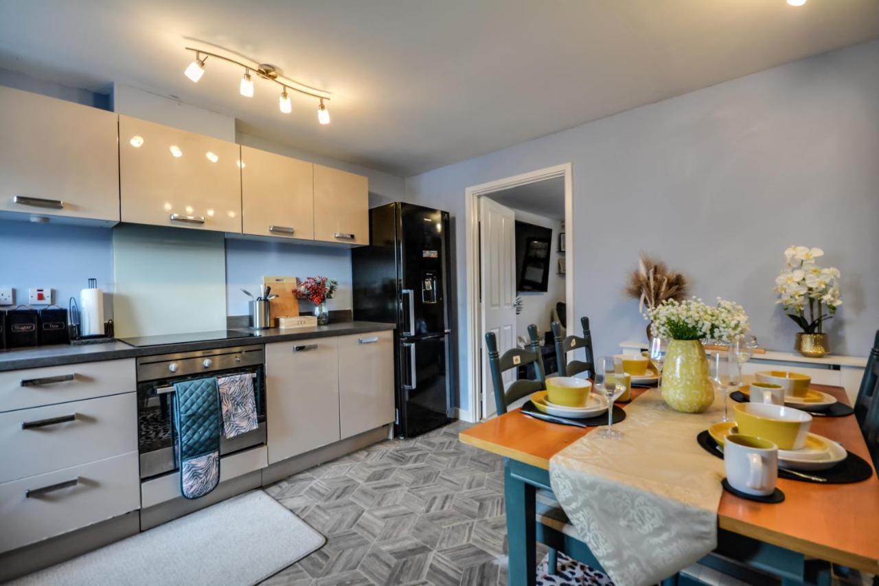 Holiday home Three Bedroom House In By The With Parking By Neofinixdotcom