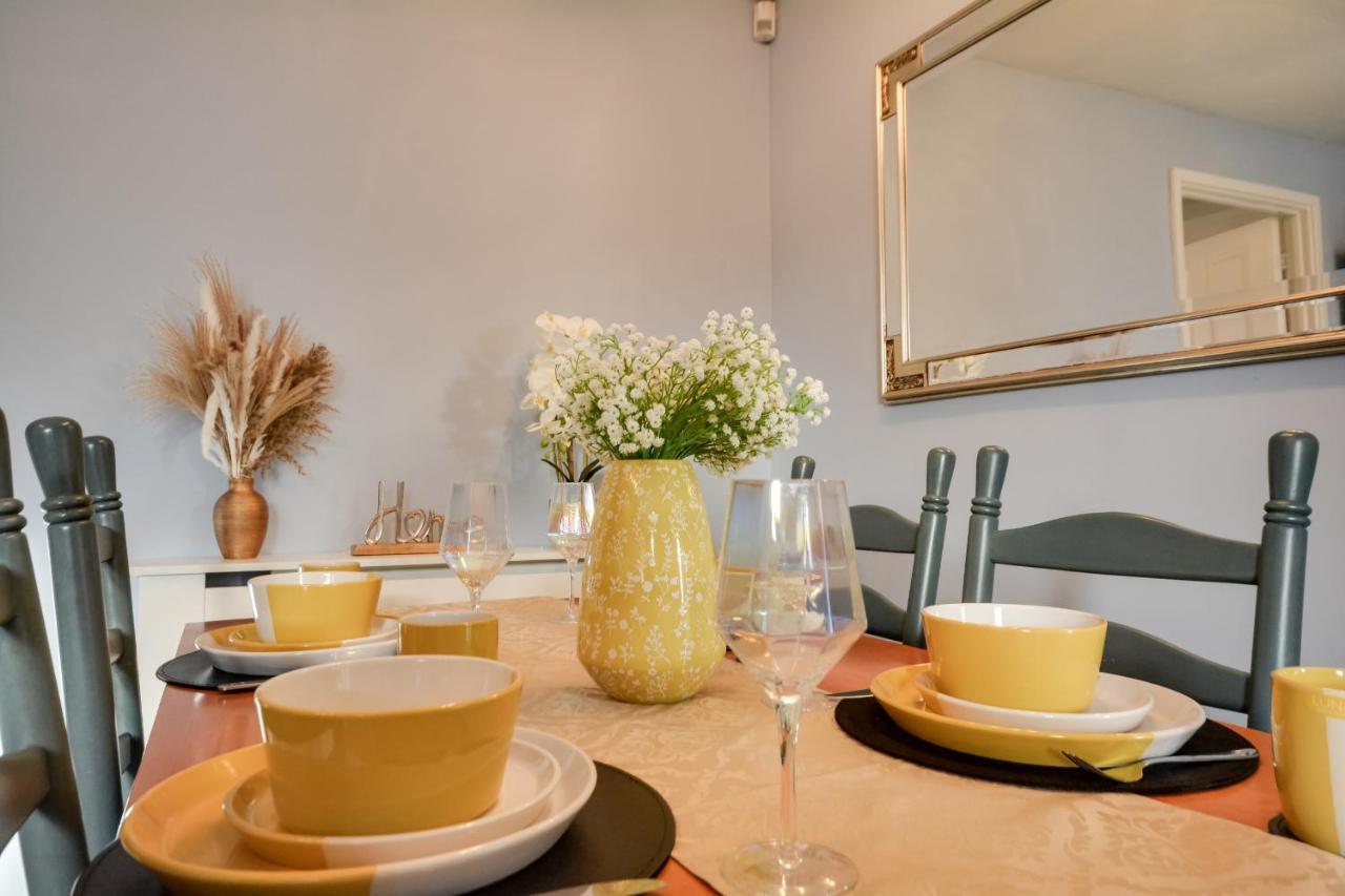 Three Bedroom House In By The With Parking By Neofinixdotcom Holiday home
