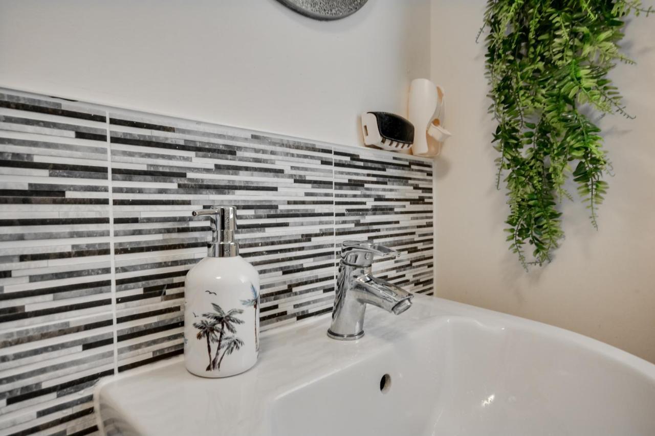 Three Bedroom House In By The With Parking By Neofinixdotcom *