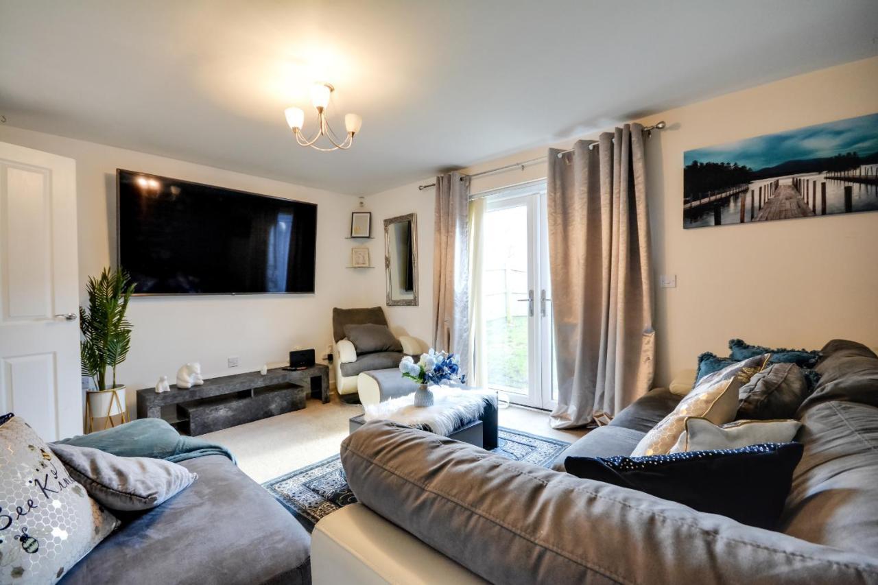 Three Bedroom House In By The With Parking By Neofinixdotcom Holiday home Runcorn