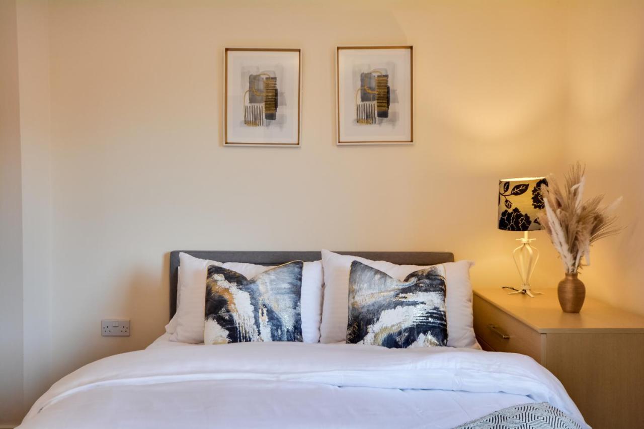 Three Bedroom House In By The With Parking By Neofinixdotcom Holiday home *