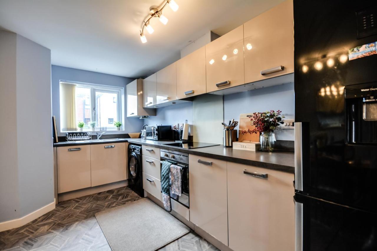 Three Bedroom House In By The With Parking By Neofinixdotcom Holiday home *