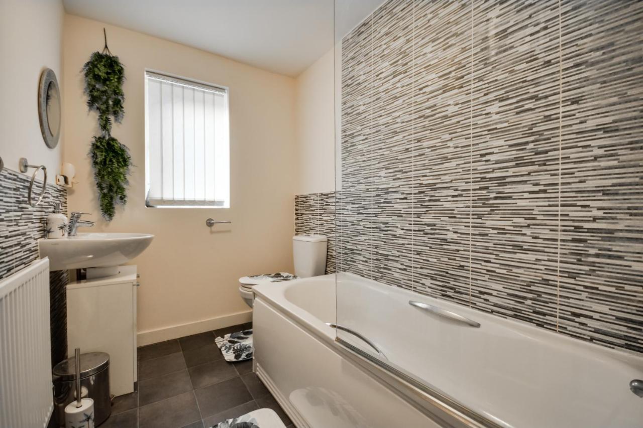 Three Bedroom House In By The With Parking By Neofinixdotcom Holiday home *